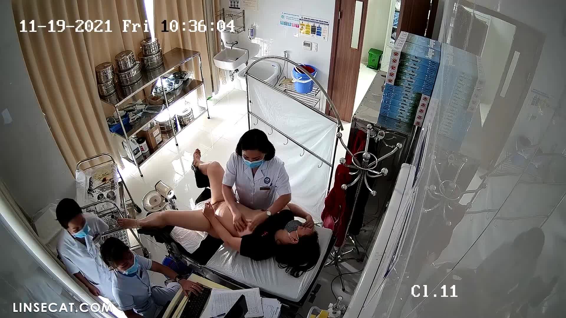 해킹된 감시 카메라 한국 산부인과의 여성들은 의사들에게 질과 가슴을 검사하게 했습니다, 2부 썸네일