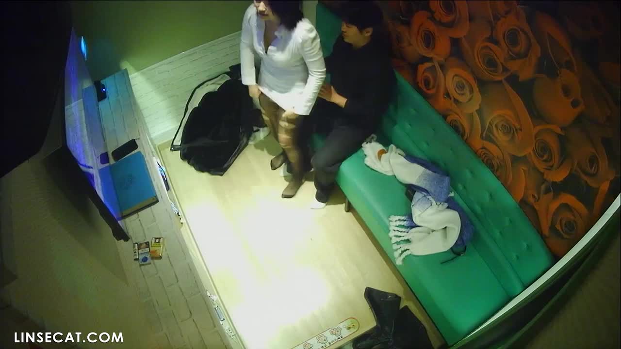 단독 영상! 2024년 한국 노래방 IP카메라 해킹_ 섹시한 스타킹을 신은 키 큰 여자. 키가 작고 멍청한 남자아이는 여자의 성적 암시를 받을 수 없습니다. 그녀의 성적 욕망은 완전히 드러나며 바닥에 앉아 조용히 자위행위를 합니다 썸네일