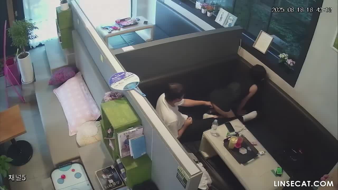 [신작] 발기부전 남성이 만화책 테마 카페의 개인실에서 날씬한 여자친구와 성관계를 가졌다. 그는 두 시간 동안 손가락과 성기를 번갈아 사용하여 여자친구의 질을 삽입했다. [해킹된 한국 IP 카메라] [단독 영상] 썸네일