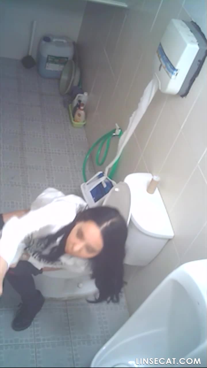 한국 화장실 몰래카메라_ 술집에 가는 여자와 사무실에서 오줌을 누는 여자. 화장실 2개 썸네일