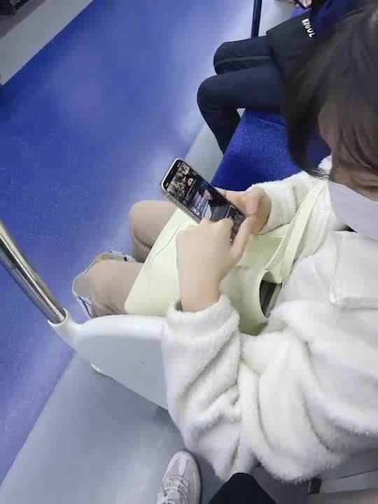 지하철에서 풀발한 자지 비비는 미친놈 (8) 썸네일