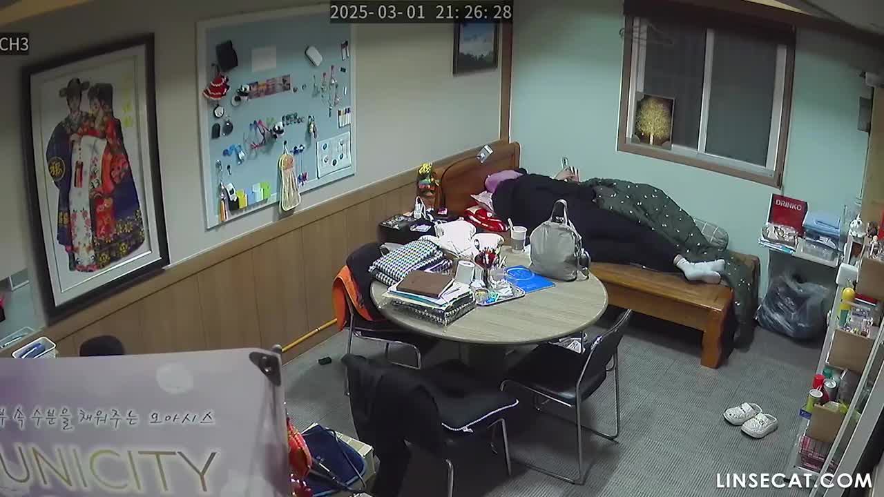 [신작] 한국 울산에 사는 한 남성은 여자친구의 성적 욕구를 충족시켜주지 못했다. 그녀는 자주 자위행위를 하고 다른 남성들에게도 오럴 섹스를 해줬다. 외모는 평범하지만, 이런 여자를 보면 나는 흥분된다. [해킹된 한국 IP 카메라 영상] [단독 영상] 썸네일