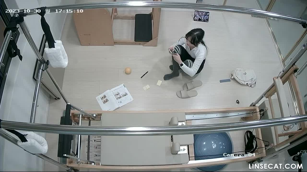 해킹된 한국 홈 IP 카메라_ 아름다운 소녀 2명이 스트레칭을 하고 있으며 그녀는 자신의 보지를 핥을 수 있습니다. 매우 실용적인 기술입니다. 썸네일