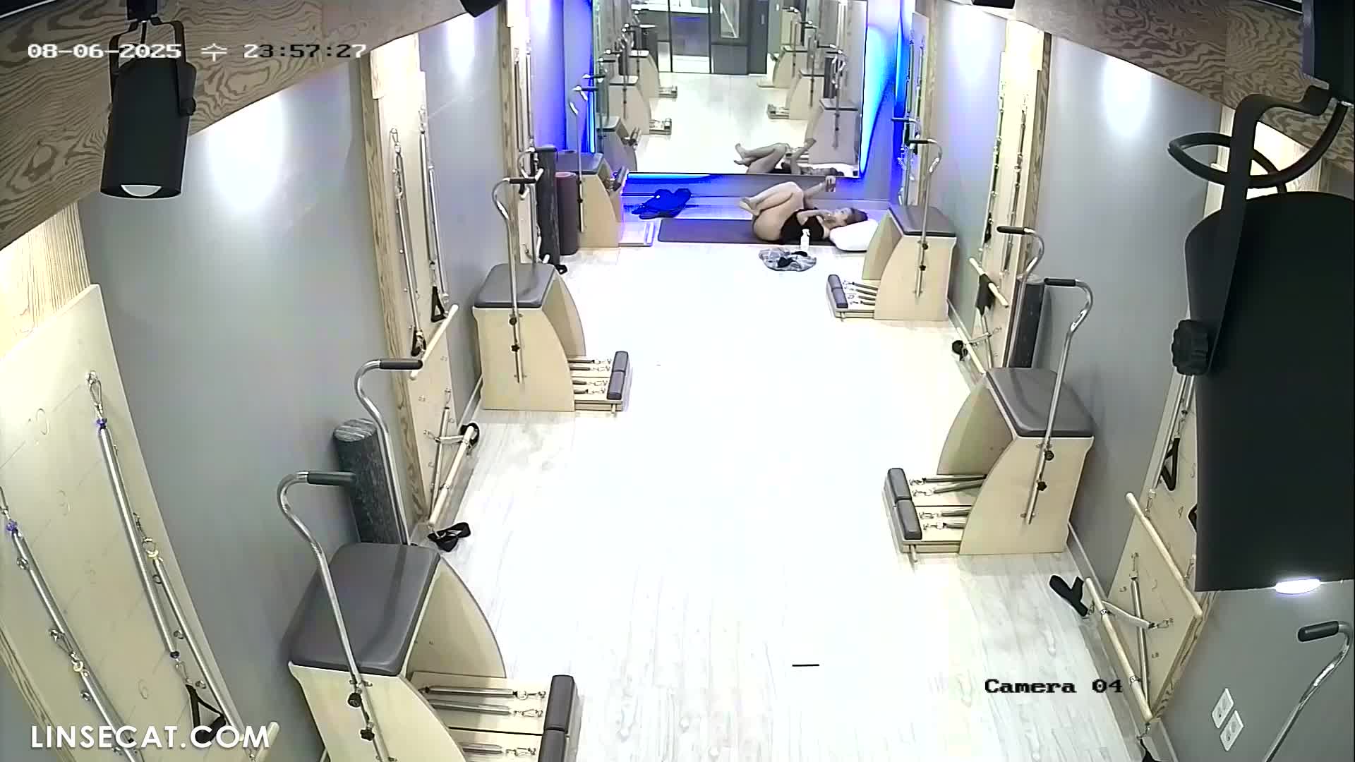 [신작] 필라테스 강사가 스튜디오에서 종종 알몸을 드러냅니다. 그녀는 자신의 질 냄새를 맡는 것을 좋아합니다. 학생들이 떠난 후, 그녀는 1분 동안 자위를 하고 오르가즘을 느낍니다. 그녀는 섹스를 위해 큰 자지가 절실히 필요합니다. [해킹된 한국 탈의실 IP 카메라] [단독 영상] 썸네일
